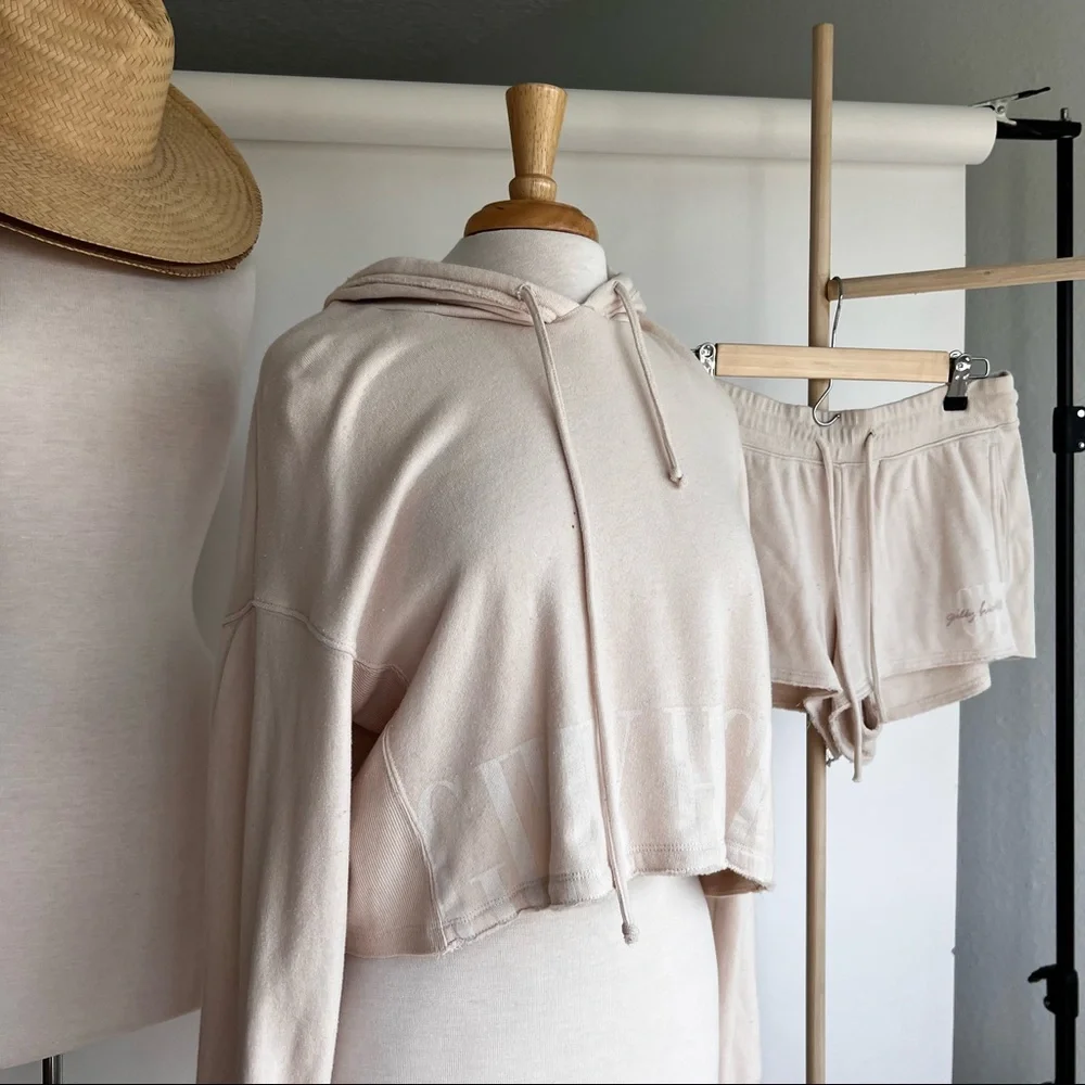 SOLD ❌ CREAM SWEATSHIRT AND SHORTS LOUNGE SET - Picture 2 of 6